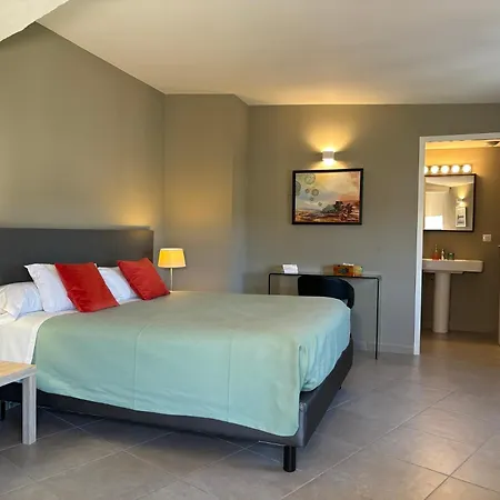 לינה וארוחת בוקר Le Grenier Occitan 3*